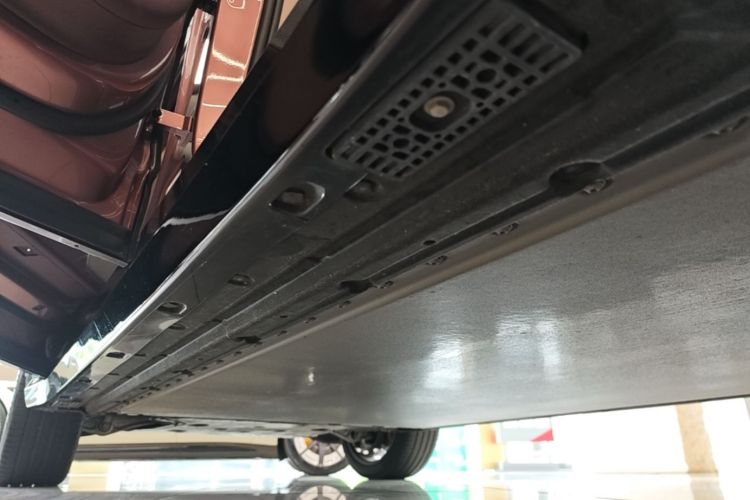 Used Xiaomi Auto YU7 2025 Ultra-Long Range High-Performance All-Wheel-Drive Max Edition Left Side Sill
