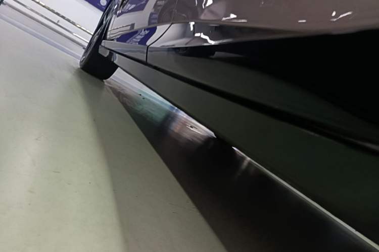Used Xiaomi Auto YU7 2025 Ultra-Long Range High-Performance All-Wheel-Drive Max Edition Left Side Sill