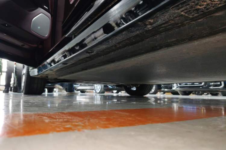Used Xiaomi Auto YU7 2025 Ultra-Long Range High-Performance All-Wheel-Drive Max Edition Left Side Sill