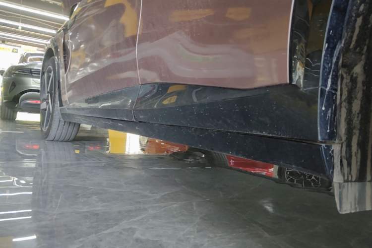 Used Xiaomi Auto YU7 2025 Ultra-Long Range High-Performance All-Wheel-Drive Max Edition Left Side Sill