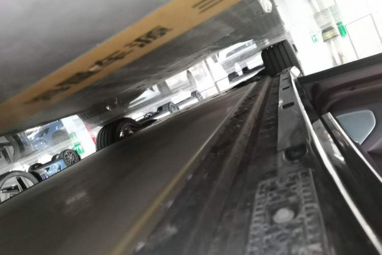 Used Xiaomi Auto YU7 2025 Ultra-Long Range High-Performance All-Wheel-Drive Max Edition Left Side Sill