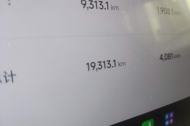 Used Xiaomi Auto YU7 2025 Ultra-Long Range High-Performance All-Wheel-Drive Max Edition Odometer Close Up