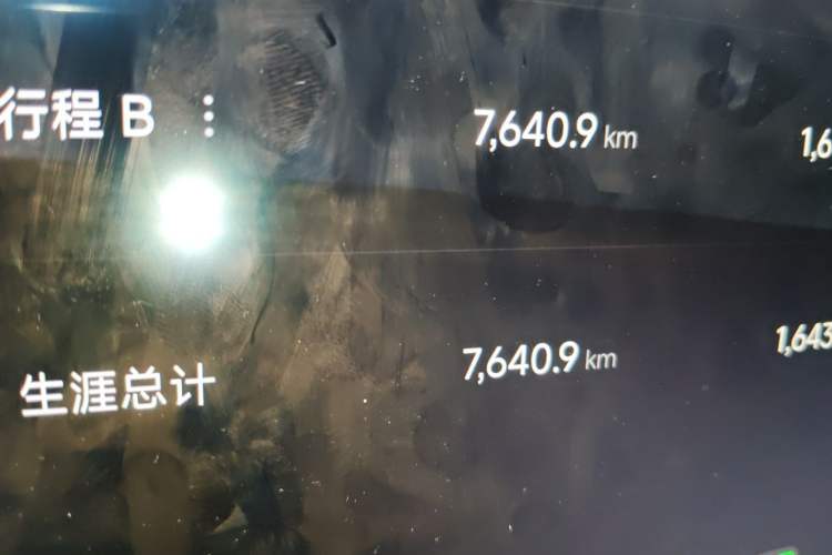 Used Xiaomi Auto YU7 2025 Ultra-Long Range High-Performance All-Wheel-Drive Max Edition Odometer Close Up