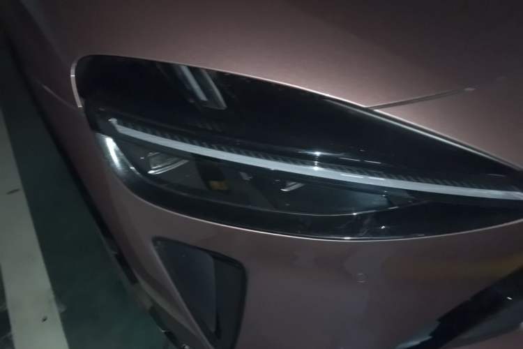 Used Xiaomi Auto YU7 2025 Ultra-Long Range Rear-Wheel Drive Version Right Front Headlight