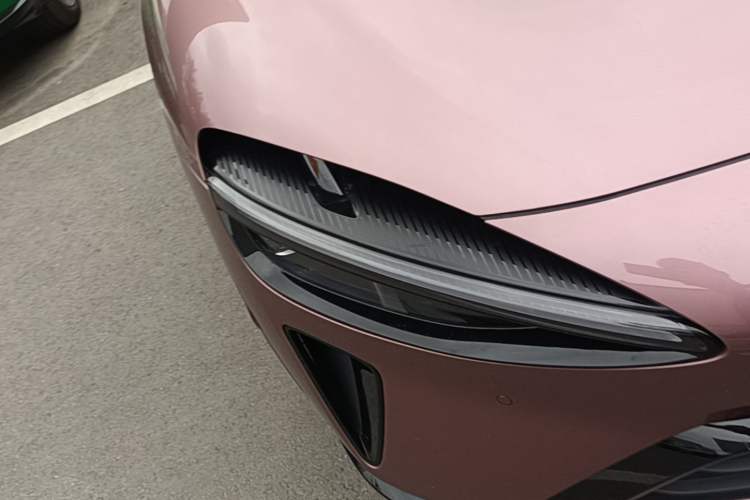 Used Xiaomi Auto YU7 2025 Ultra-Long Range High-Performance All-Wheel-Drive Max Edition Right Front Headlight
