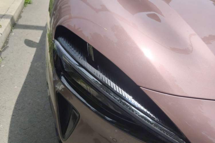 Used Xiaomi Auto YU7 2025 Ultra-Long Range Rear-Wheel Drive Version Right Front Headlight