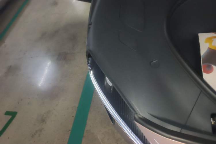 Used Xiaomi Auto YU7 2025 Ultra-Long Range High-Performance All-Wheel-Drive Max Edition Right Front Headlight