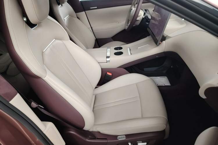 Used Xiaomi Auto YU7 2025 Ultra-Long Range High-Performance All-Wheel-Drive Max Edition Right Front Seat
