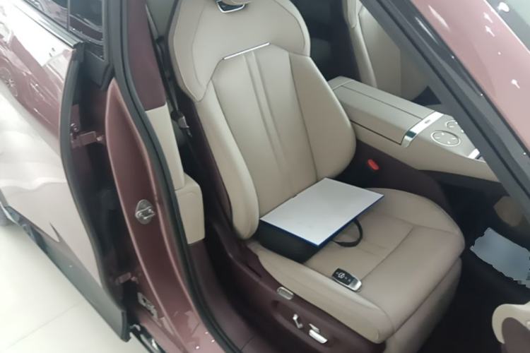 Used Xiaomi Auto YU7 2025 Ultra-Long Range High-Performance All-Wheel-Drive Max Edition Right Front Seat