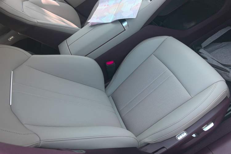 Used Xiaomi Auto YU7 2025 Ultra-Long Range High-Performance All-Wheel-Drive Max Edition Right Front Seat
