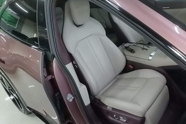 Used Xiaomi Auto YU7 2025 Ultra-Long Range High-Performance All-Wheel-Drive Max Edition Right Front Seat