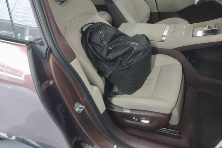 Used Xiaomi Auto YU7 2025 Ultra-Long Range High-Performance All-Wheel-Drive Max Edition Right Front Seat