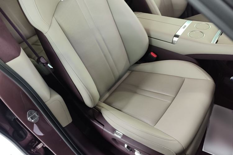 Used Xiaomi Auto YU7 2025 Ultra-Long Range High-Performance All-Wheel-Drive Max Edition Right Front Seat