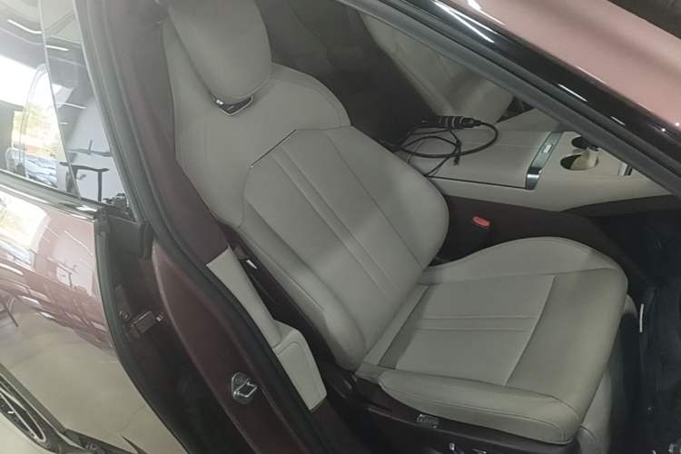 Used Xiaomi Auto YU7 2025 Ultra-Long Range High-Performance All-Wheel-Drive Max Edition Right Front Seat