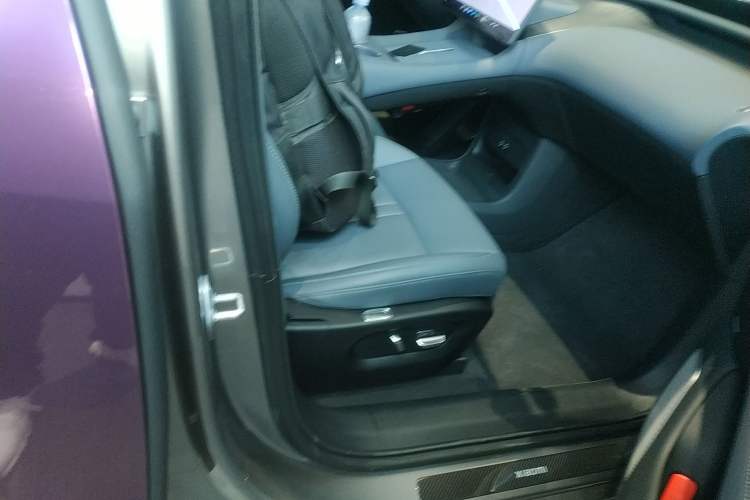 Used Xiaomi Auto YU7 2025 Ultra-Long Range High-Performance All-Wheel-Drive Max Edition Right Front Seat