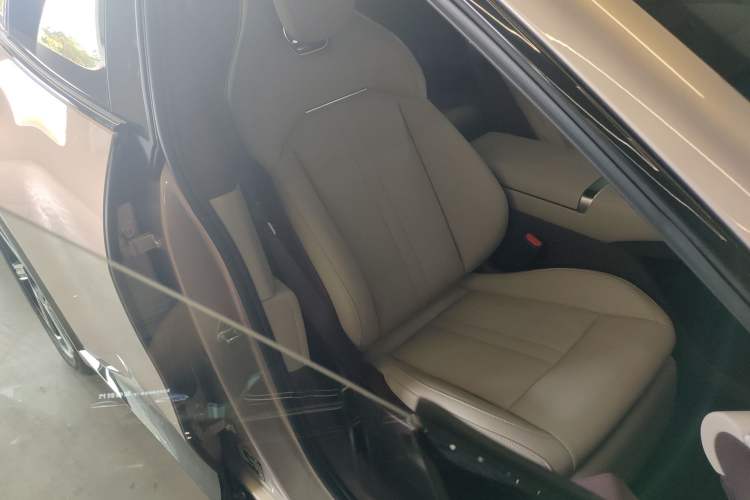 Used Xiaomi Auto YU7 2025 Ultra-Long Range High-Performance All-Wheel-Drive Max Edition Right Front Seat