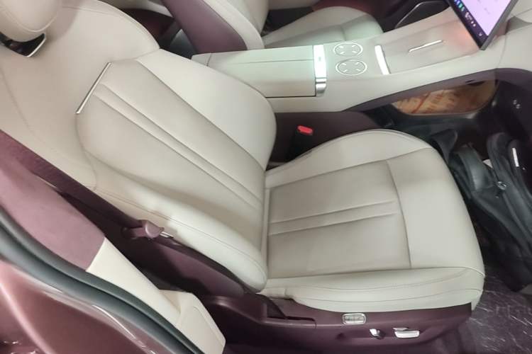 Used Xiaomi Auto YU7 2025 Ultra-Long Range High-Performance All-Wheel-Drive Max Edition Right Front Seat