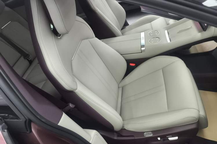 Used Xiaomi Auto YU7 2025 Ultra-Long Range Rear-Wheel Drive Version Right Front Seat