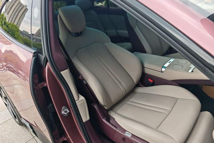Used Xiaomi Auto YU7 2025 Ultra-Long Range High-Performance All-Wheel-Drive Max Edition Right Front Seat