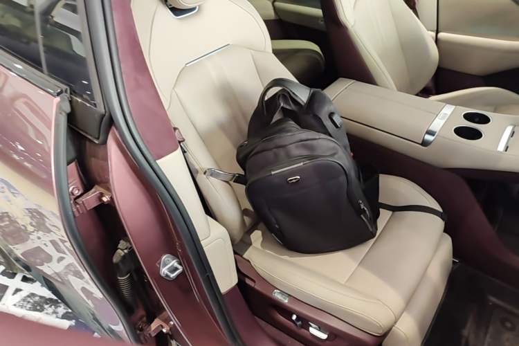 Used Xiaomi Auto YU7 2025 Ultra-Long Range High-Performance All-Wheel-Drive Max Edition Right Front Seat