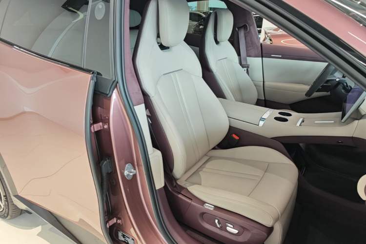 Used Xiaomi Auto YU7 2025 Ultra-Long Range High-Performance All-Wheel-Drive Max Edition Right Front Seat