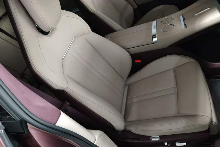Used Xiaomi Auto YU7 2025 Ultra-Long Range High-Performance All-Wheel-Drive Max Edition Right Front Seat