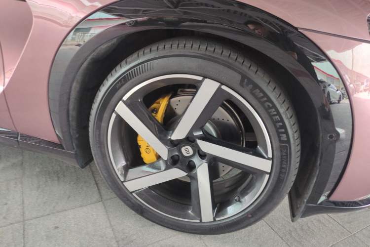 Used Xiaomi Auto YU7 2025 Ultra-Long Range High-Performance All-Wheel-Drive Max Edition Right Front Wheel Hub