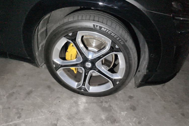 Used Xiaomi Auto YU7 2025 Ultra-Long Range High-Performance All-Wheel-Drive Max Edition Right Front Wheel Hub