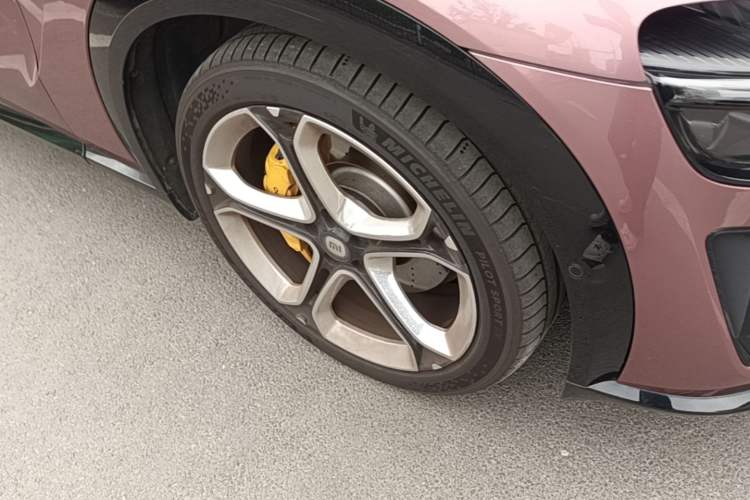 Used Xiaomi Auto YU7 2025 Ultra-Long Range High-Performance All-Wheel-Drive Max Edition Right Front Wheel Hub