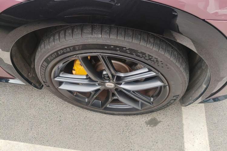 Used Xiaomi Auto YU7 2025 Ultra-Long Range High-Performance All-Wheel-Drive Max Edition Right Front Wheel Hub