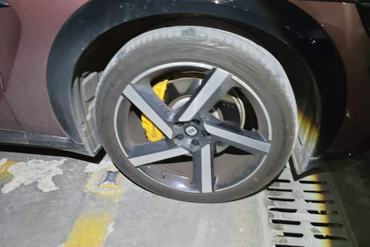 Used Xiaomi Auto YU7 2025 Ultra-Long Range High-Performance All-Wheel-Drive Max Edition Right Front Wheel Hub