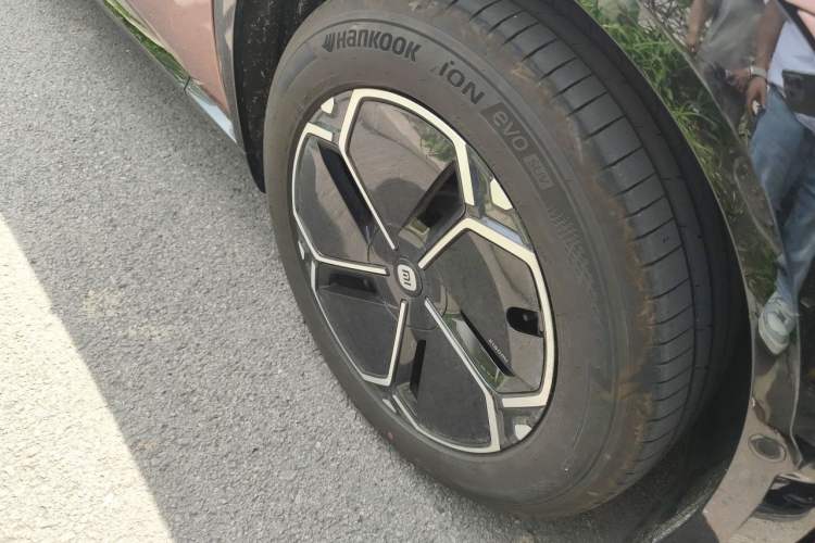 Used Xiaomi Auto YU7 2025 Ultra-Long Range Rear-Wheel Drive Version Right Front Wheel Hub