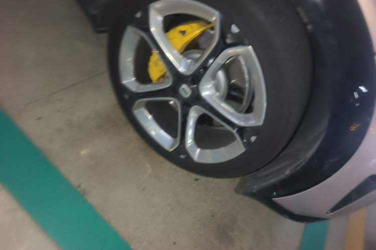 Used Xiaomi Auto YU7 2025 Ultra-Long Range High-Performance All-Wheel-Drive Max Edition Right Front Wheel Hub
