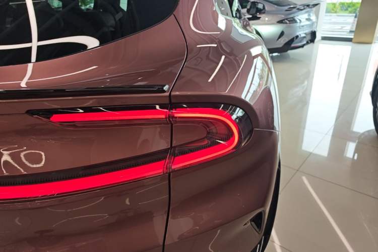 Used Xiaomi Auto YU7 2025 Ultra-Long Range High-Performance All-Wheel-Drive Max Edition Right Rear Taillight