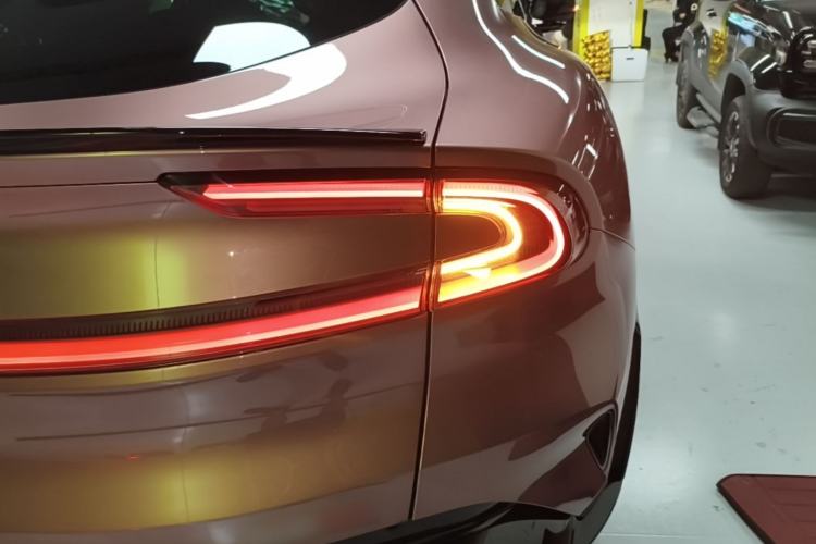 Used Xiaomi Auto YU7 2025 Ultra-Long Range High-Performance All-Wheel-Drive Max Edition Right Rear Taillight