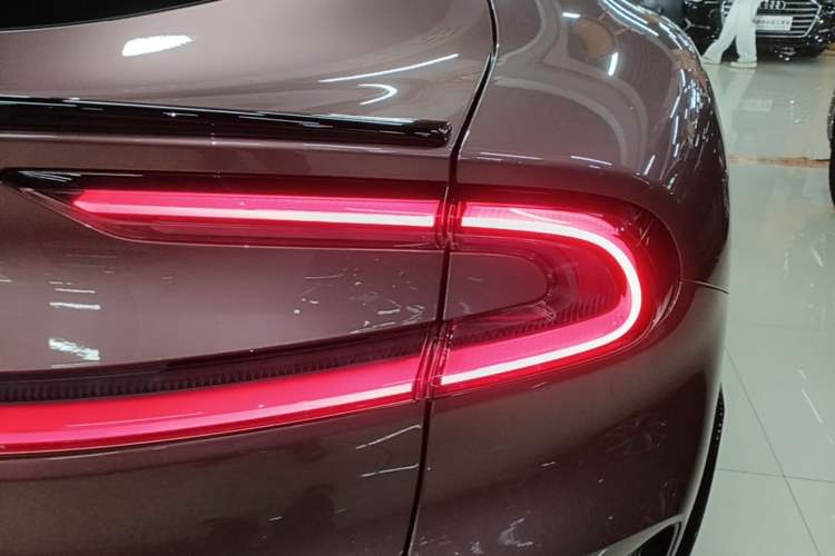 Used Xiaomi Auto YU7 2025 Ultra-Long Range All-Wheel Drive Pro Version Right Rear Taillight