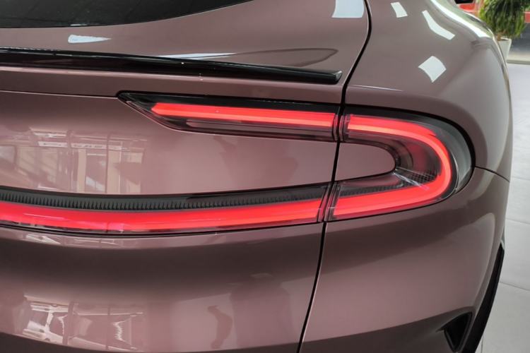 Used Xiaomi Auto YU7 2025 Ultra-Long Range All-Wheel Drive Pro Version Right Rear Taillight