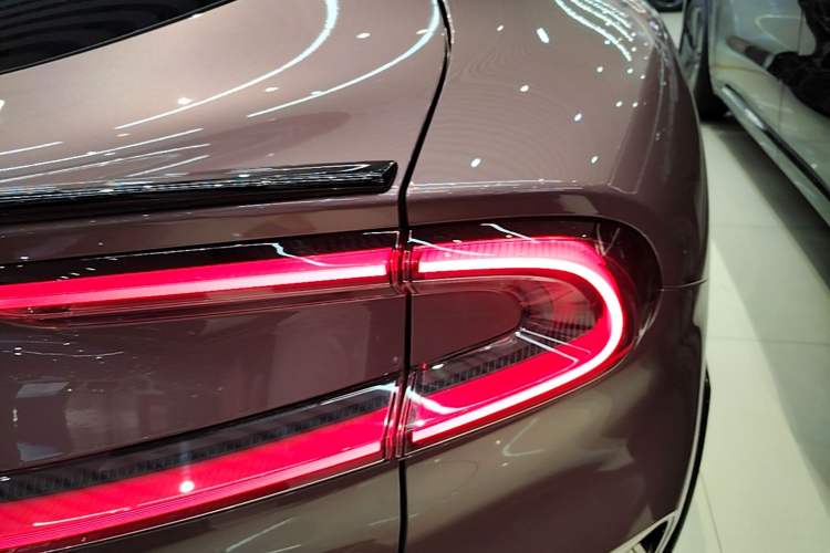 Used Xiaomi Auto YU7 2025 Ultra-Long Range High-Performance All-Wheel-Drive Max Edition Right Rear Taillight