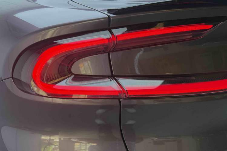 Used Xiaomi Auto YU7 2025 Ultra-Long Range Rear-Wheel Drive Version Right Rear Taillight