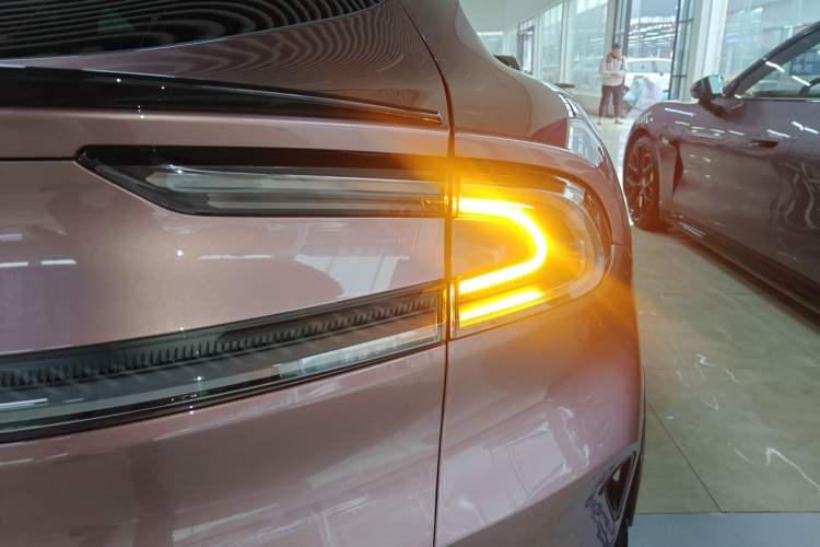Used Xiaomi Auto YU7 2025 Ultra-Long Range High-Performance All-Wheel-Drive Max Edition Right Rear Taillight