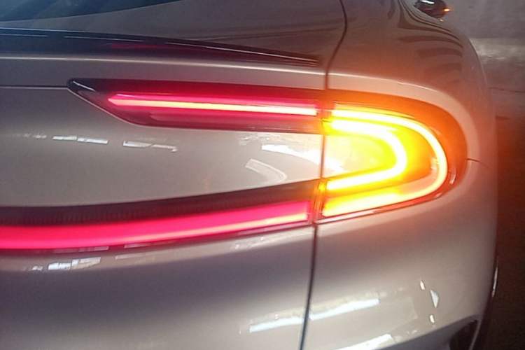 Used Xiaomi Auto YU7 2025 Ultra-Long Range High-Performance All-Wheel-Drive Max Edition Right Rear Taillight