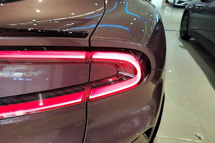 Used Xiaomi Auto YU7 2025 Ultra-Long Range High-Performance All-Wheel-Drive Max Edition Right Rear Taillight