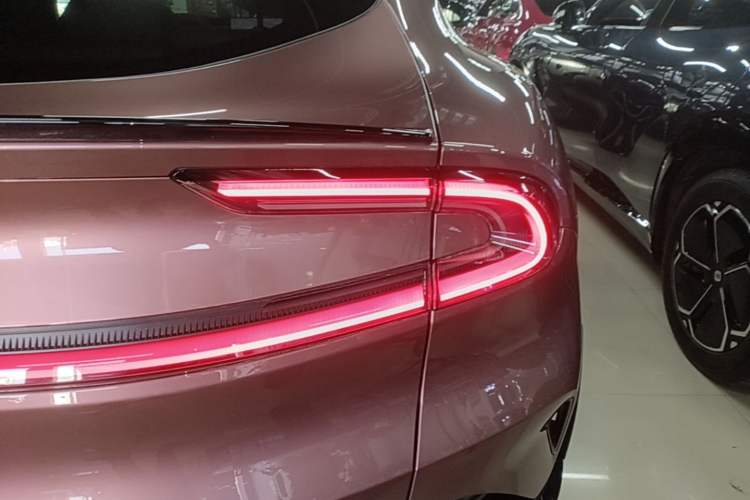 Used Xiaomi Auto YU7 2025 Ultra-Long Range High-Performance All-Wheel-Drive Max Edition Right Rear Taillight