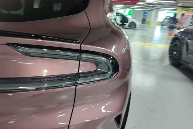 Used Xiaomi Auto YU7 2025 Ultra-Long Range High-Performance All-Wheel-Drive Max Edition Right Rear Taillight