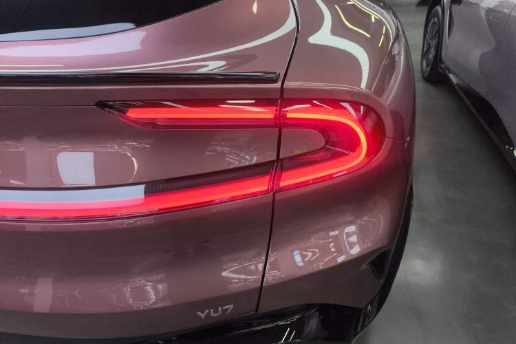 Used Xiaomi Auto YU7 2025 Ultra-Long Range Rear-Wheel Drive Version Right Rear Taillight