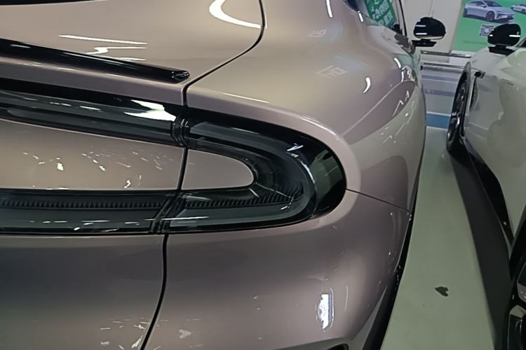 Used Xiaomi Auto YU7 2025 Ultra-Long Range High-Performance All-Wheel-Drive Max Edition Right Rear Taillight