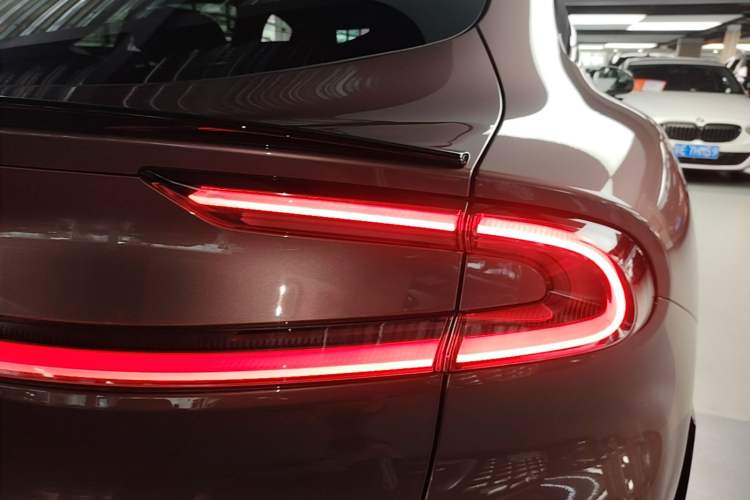 Used Xiaomi Auto YU7 2025 Ultra-Long Range High-Performance All-Wheel-Drive Max Edition Right Rear Taillight