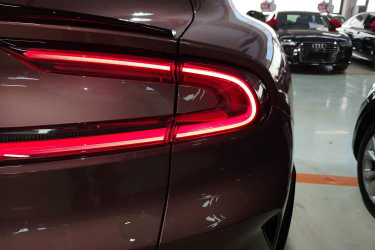 Used Xiaomi Auto YU7 2025 Ultra-Long Range High-Performance All-Wheel-Drive Max Edition Right Rear Taillight