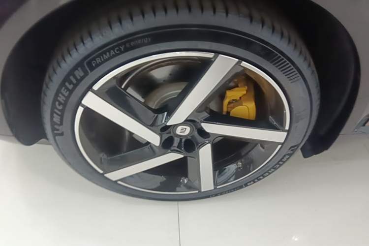 Used Xiaomi Auto YU7 2025 Ultra-Long Range High-Performance All-Wheel-Drive Max Edition Right Rear Wheel Hub