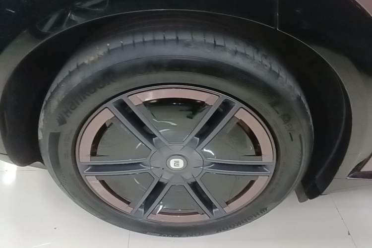 Used Xiaomi Auto YU7 2025 Ultra-Long Range All-Wheel Drive Pro Version Right Rear Wheel Hub